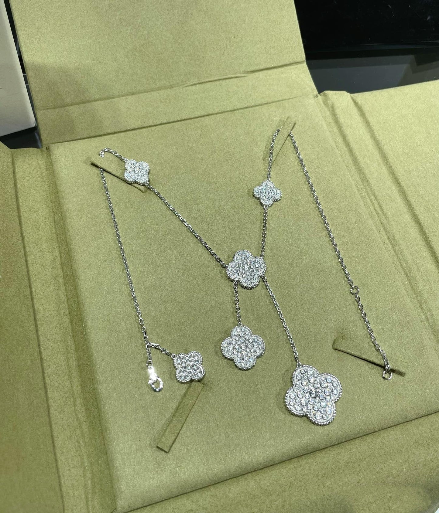 [Vicky]CLOVER 6 MOTIF DIAMOND PAVED NECKLACE