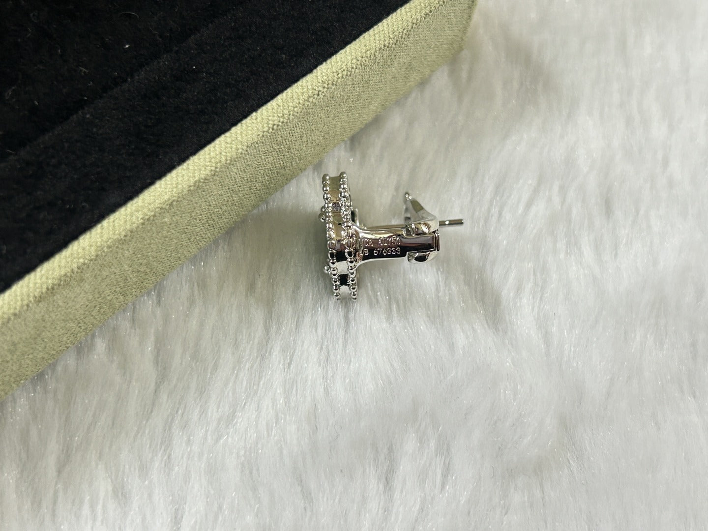 [Vicky]CLOVER PIETERSITE MEDIUM STUD EARRINGS