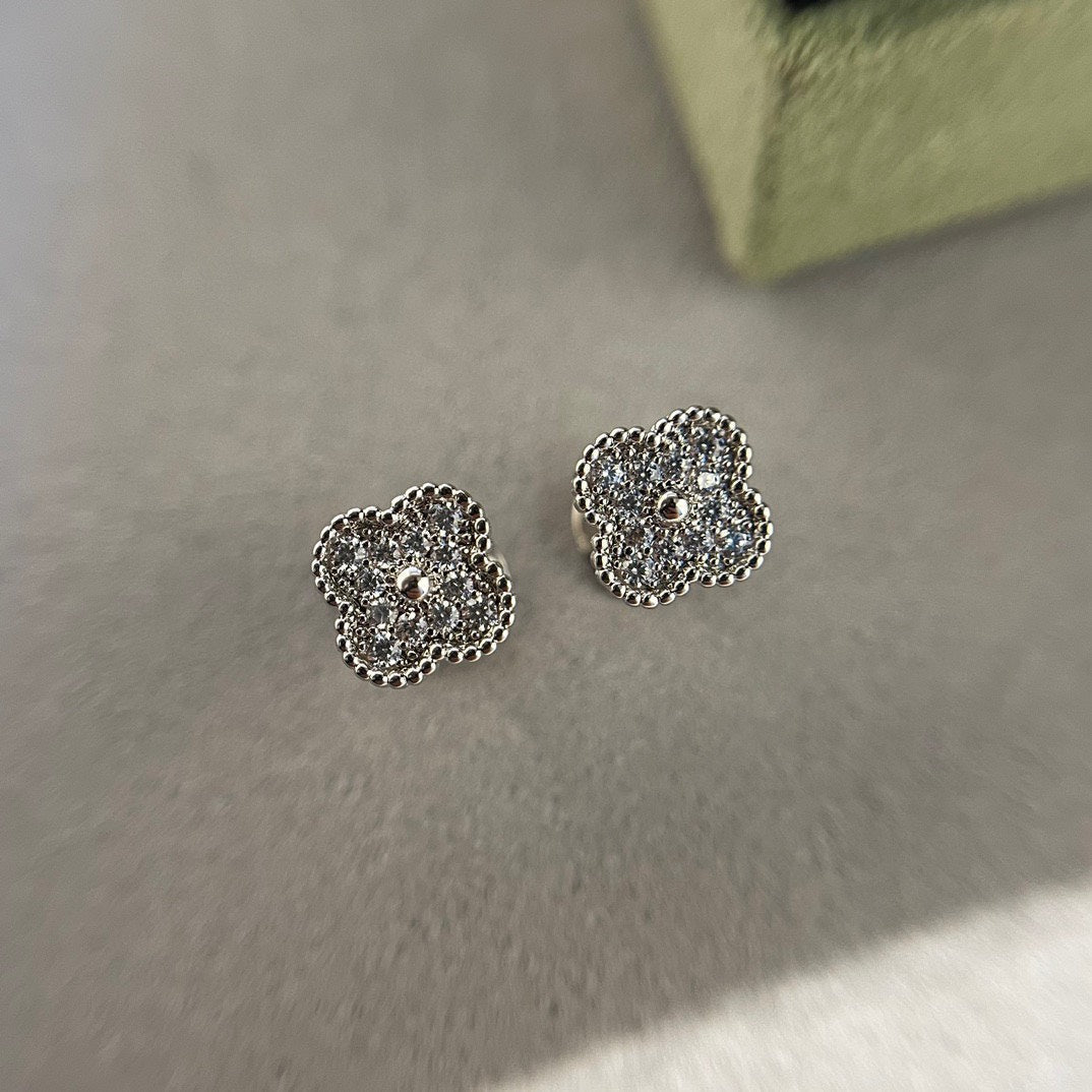 [Vicky]CLOVER MINI DIAMOND STUD EARRINGS